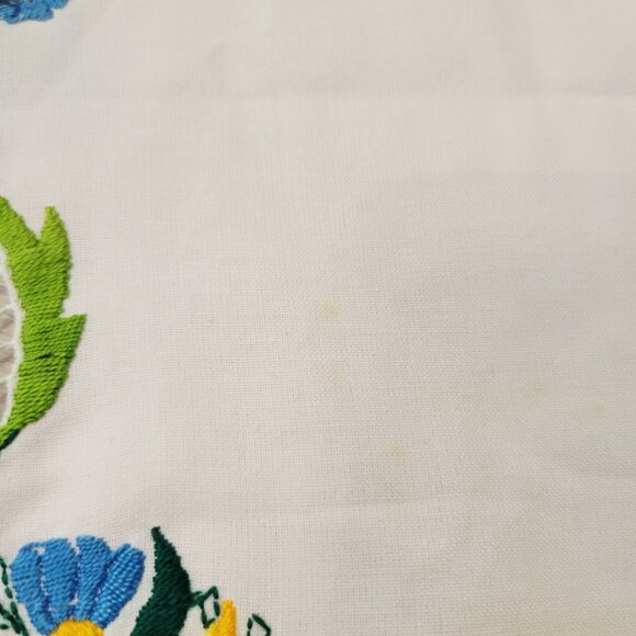 Vtg Table Runner 35" Linen Multi Color Floral Embroidery Crocheted Edge READ - Picture 3 of 6